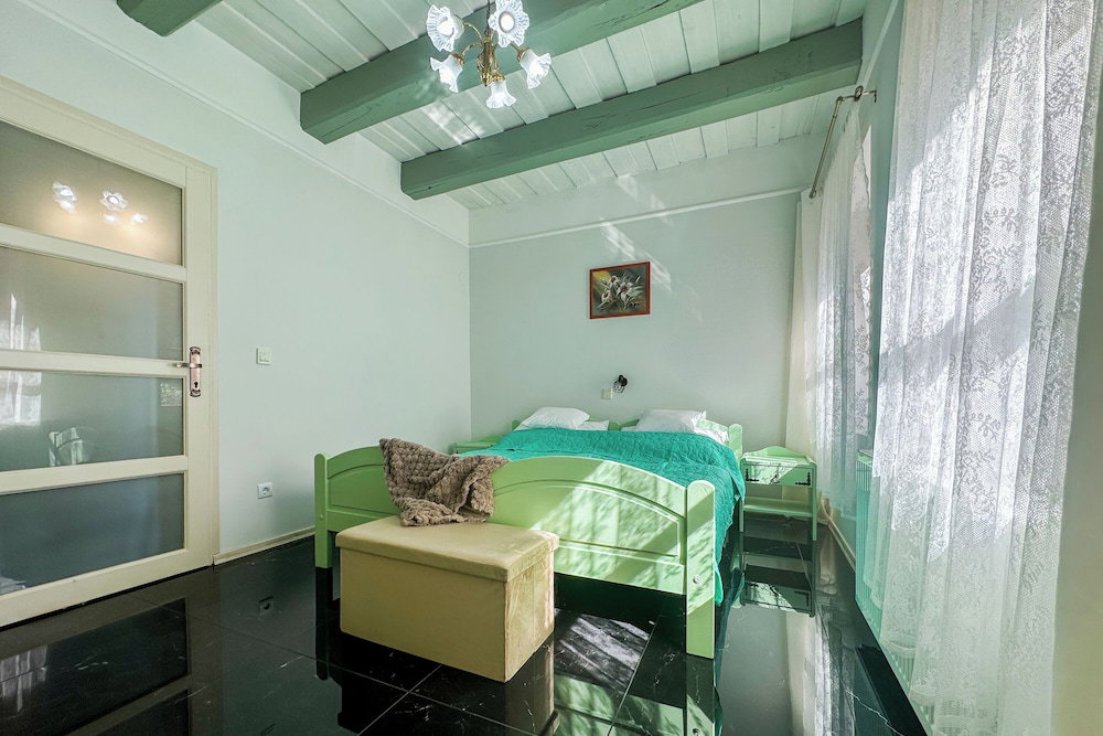 Nora Guest House 2Br & Garden