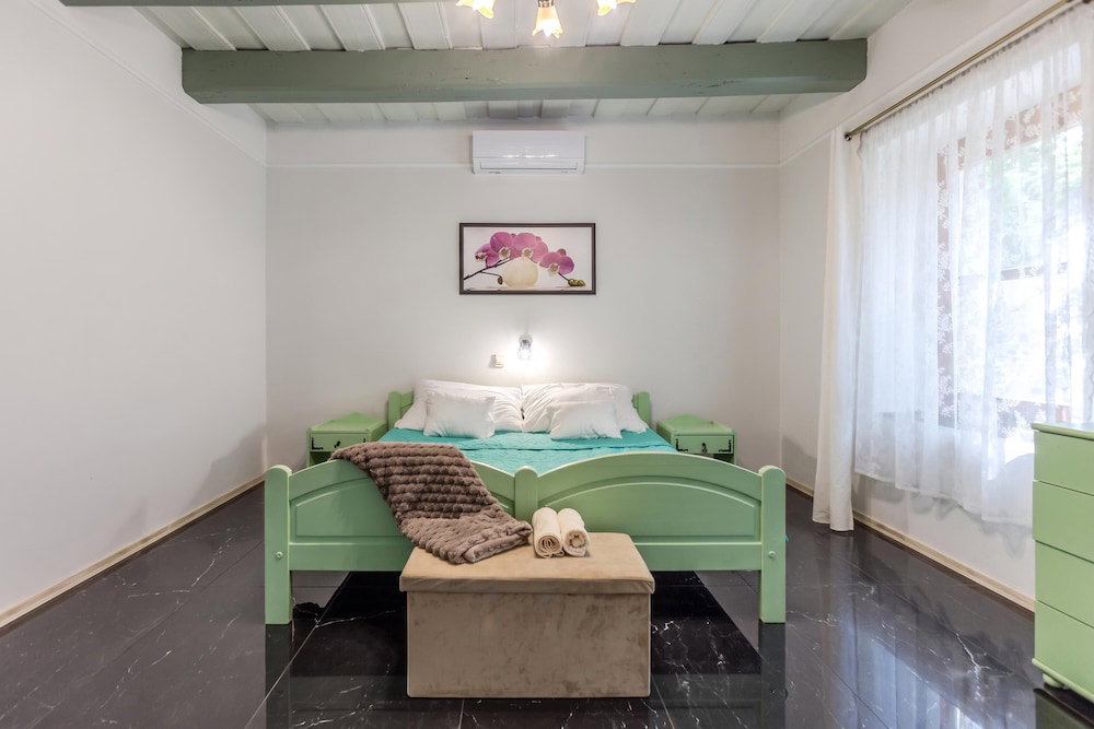 Nora Guest House 2Br & Garden