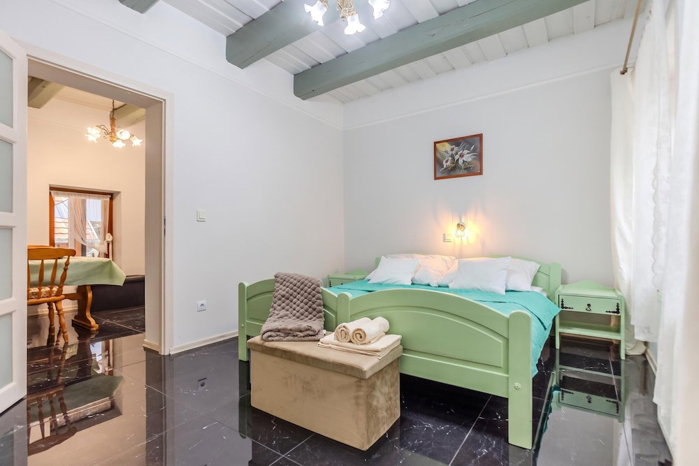 Nora Guest House 2Br & Garden