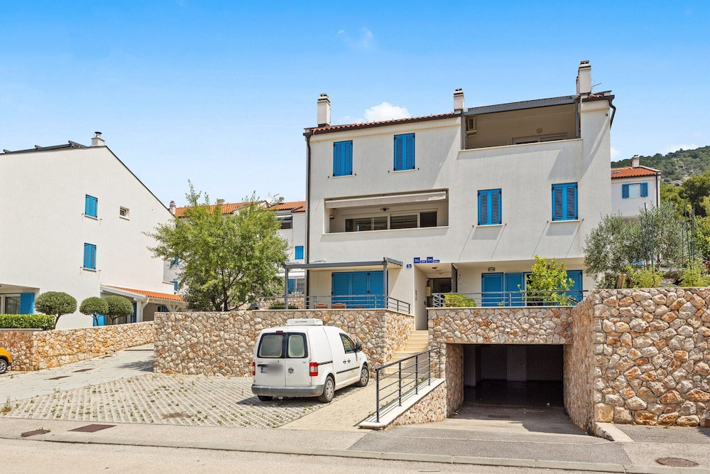 Hotel Enchanting Summer Apartment With Sea View