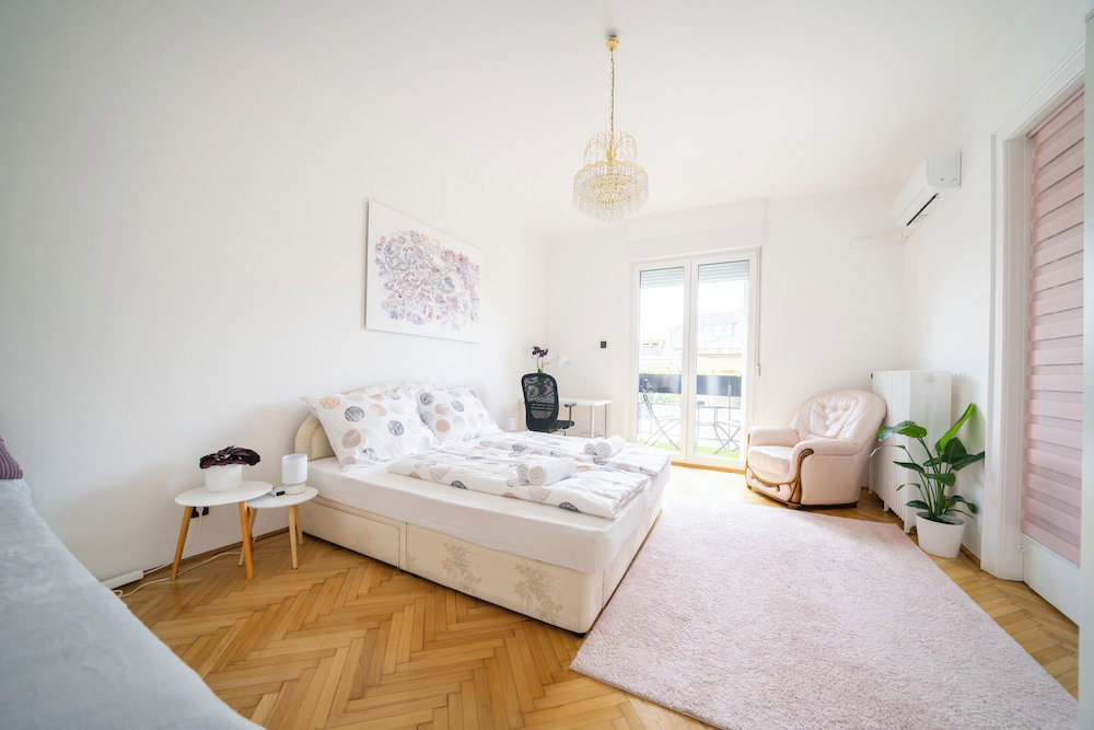 Hotel Pozsonyi Suite – 3Br Family Stay | Ac + Balcony