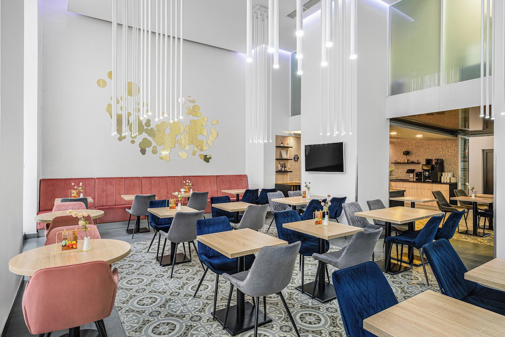 12 Revay Hotel