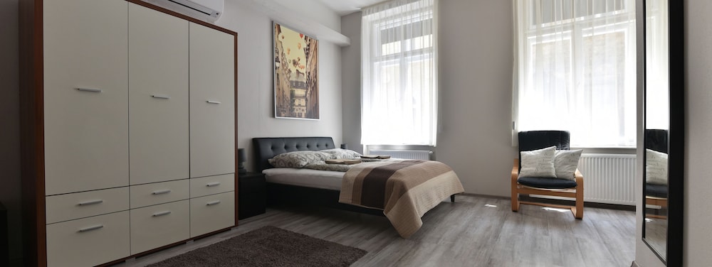 Hotel Corvin Point Rooms And Apartments
