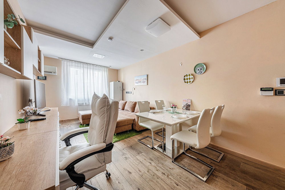 Hotel La Dolce Vita –Massage Shower Stay W/ Ac + Balcony