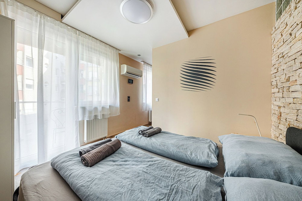 La Dolce Vita –Massage Shower Stay W/ Ac + Balcony