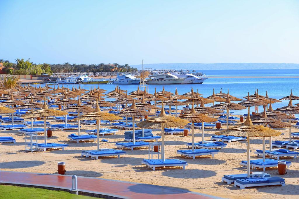 Pickalbatros White Beach Resort