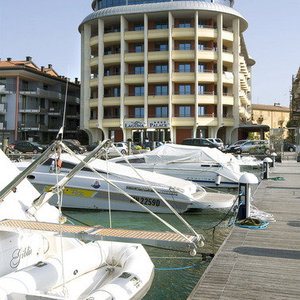 Hotel Laguna Palace cazare Grado