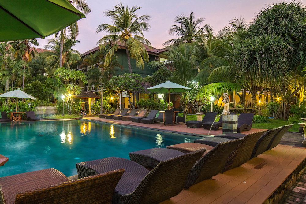 Hotel Bakung Beach Resort