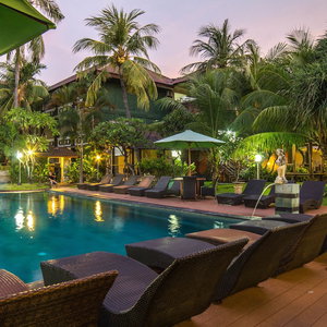 Hotel Bakung Beach Resort cazare Jabajero