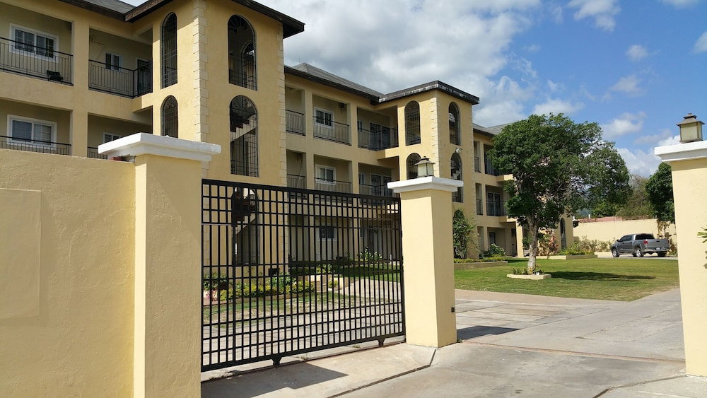 Hotel New Kingston Guest Apartment At Donhead