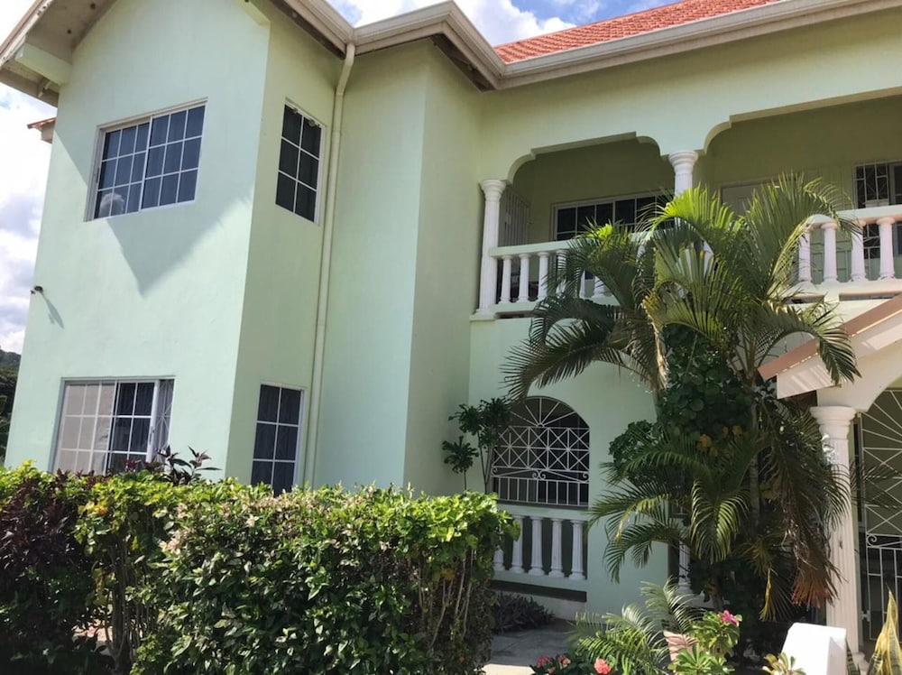Hotel Beautiful 2-Bed Apartment In Sunny Jamaica