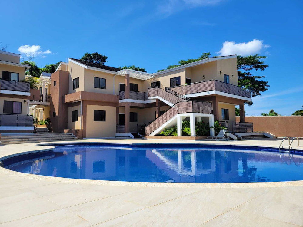 Hotel Seaview Paradise - Sleeps 3 - Pool - Parking