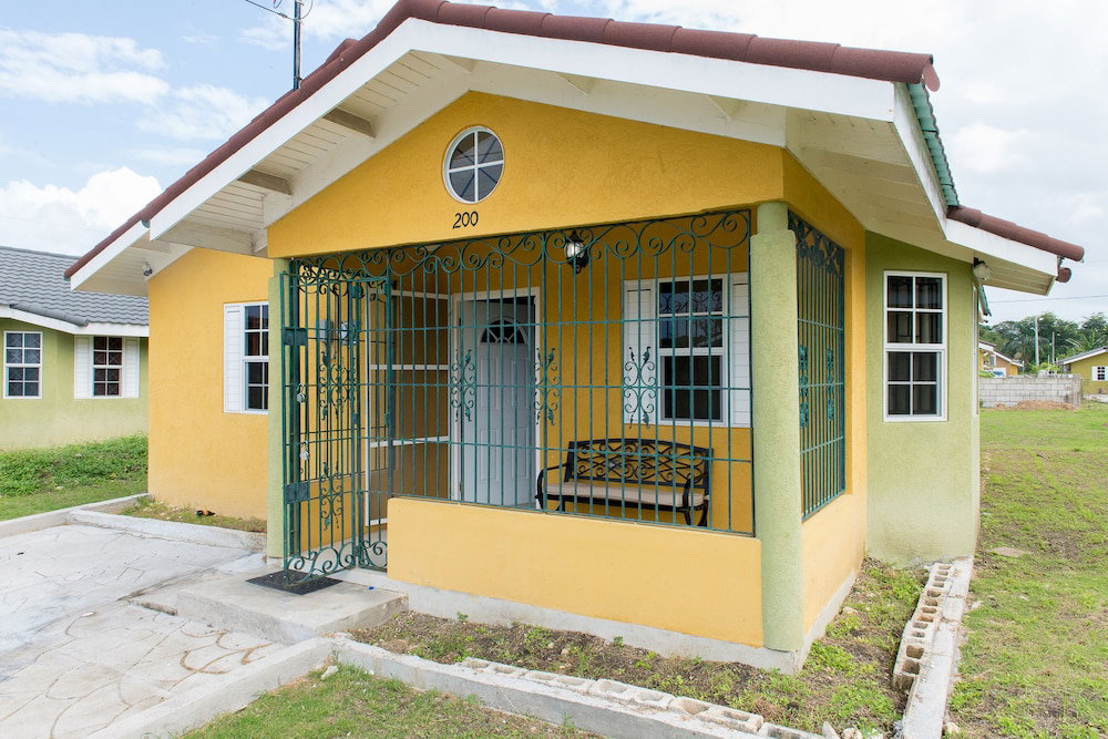 Hotel Ocho Rios Beach House At Dax Hall