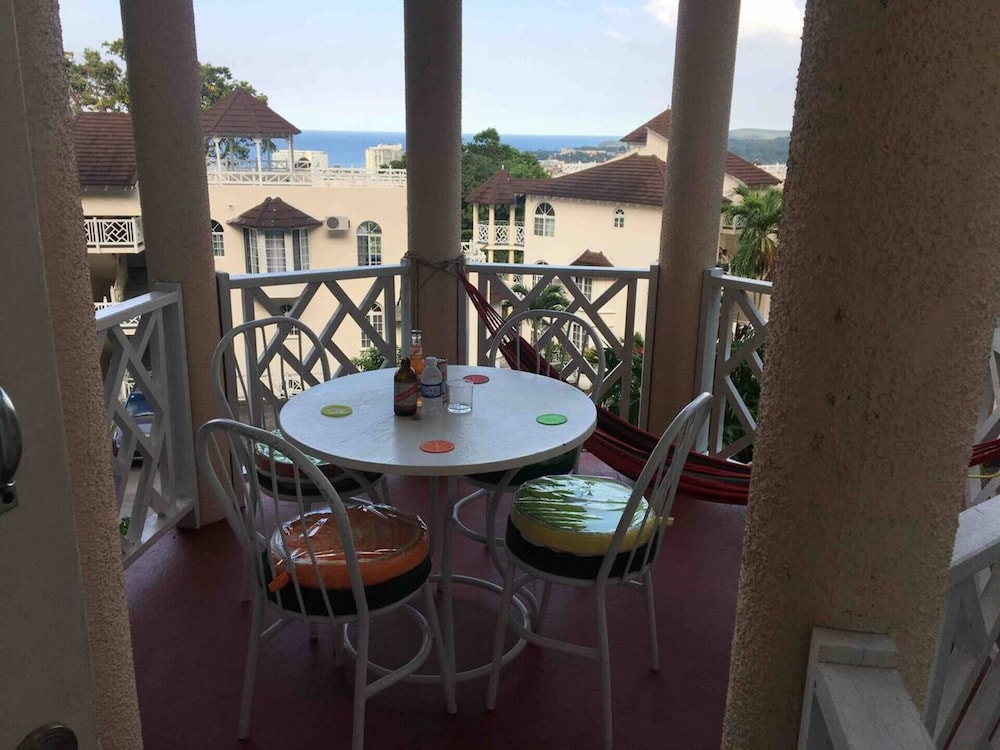 Hotel 1 Bed Villa - Sleeps 2 - Garden - Parking - Wifi