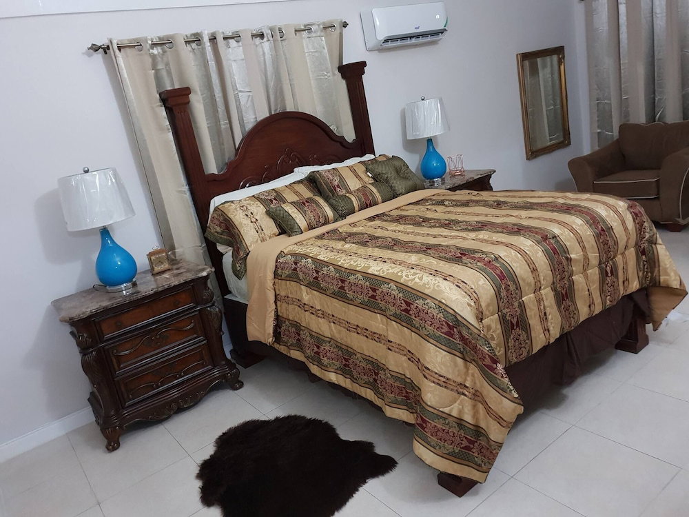 Hotel The Oasis Kingston 5 Luxury Loft, 24Hrs Security
