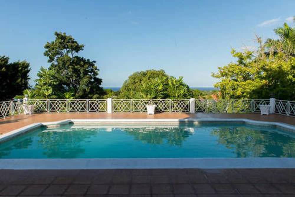 Hotel Lawrence Pool House