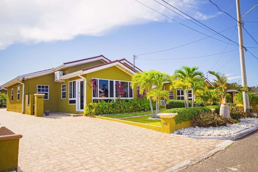 Hotel Adorable Beach House In Drax Hall Gated Pool Gym