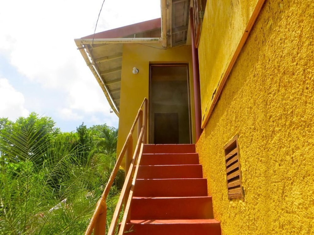 La Familia Guesthouse