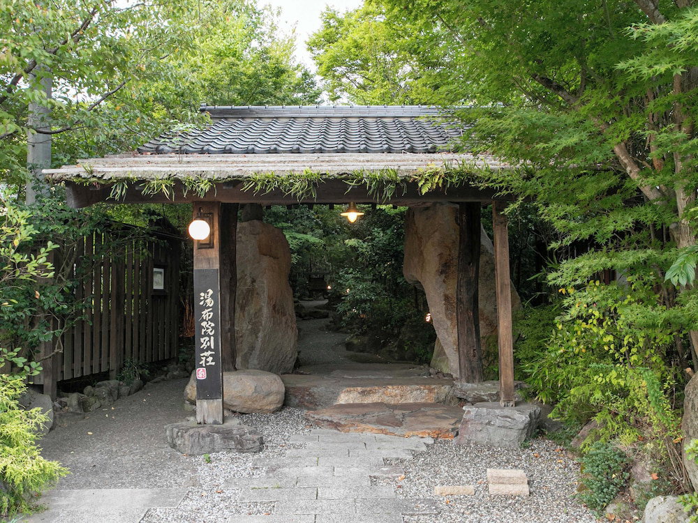 Hotel Yufuin Besso Shikisai Hotel