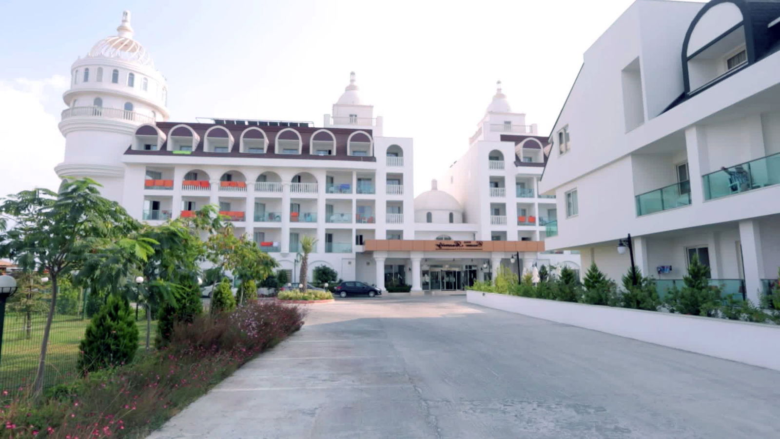 Hotel Side Crown Serenity