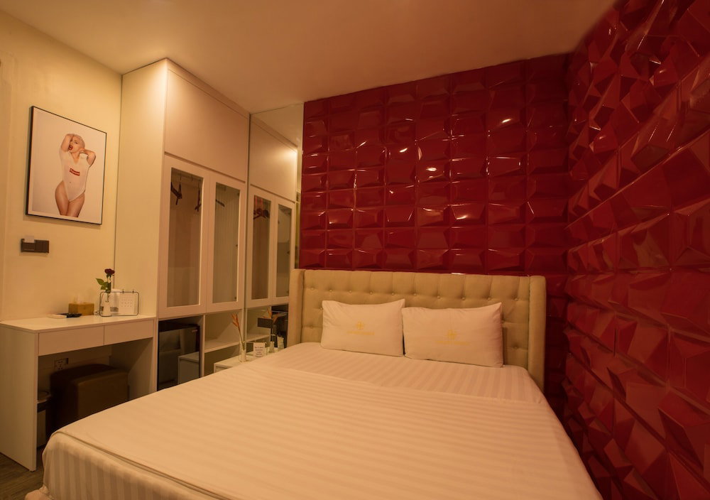 Golden Hotel 2