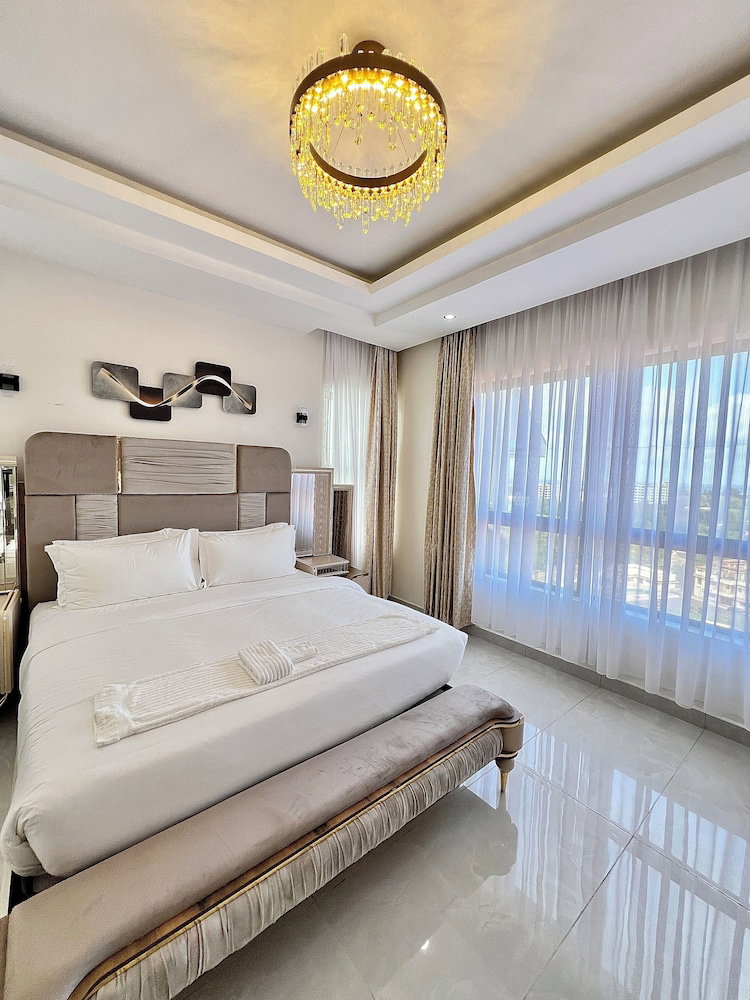 Hotel Mira Heights Suite & Conferencing