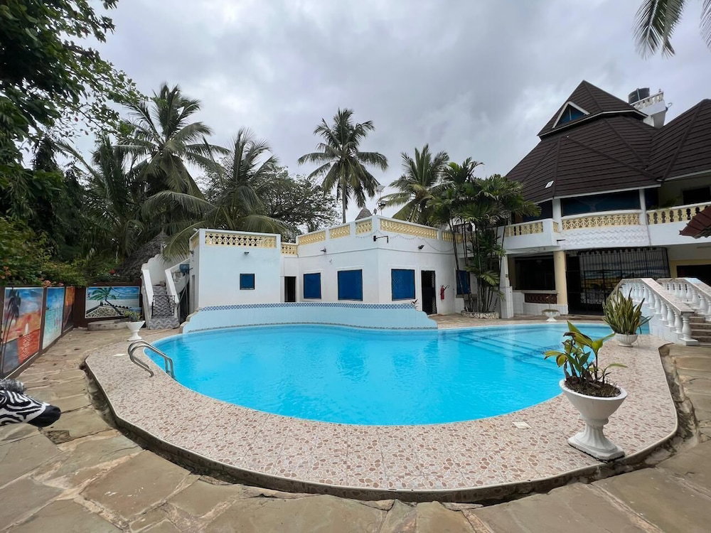 Hotel Luxurious 4-Bedroom Holiday House With Pool Access In Diani Beach