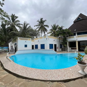 Hotel Luxurious 4-Bedroom Holiday House With Pool Access In Diani Beach cazare Gazi
