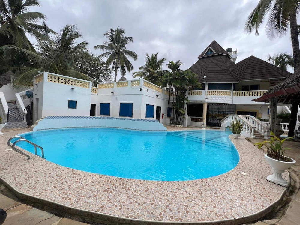Hotel Spacious 5 Bedroom Villa With Swimming Po