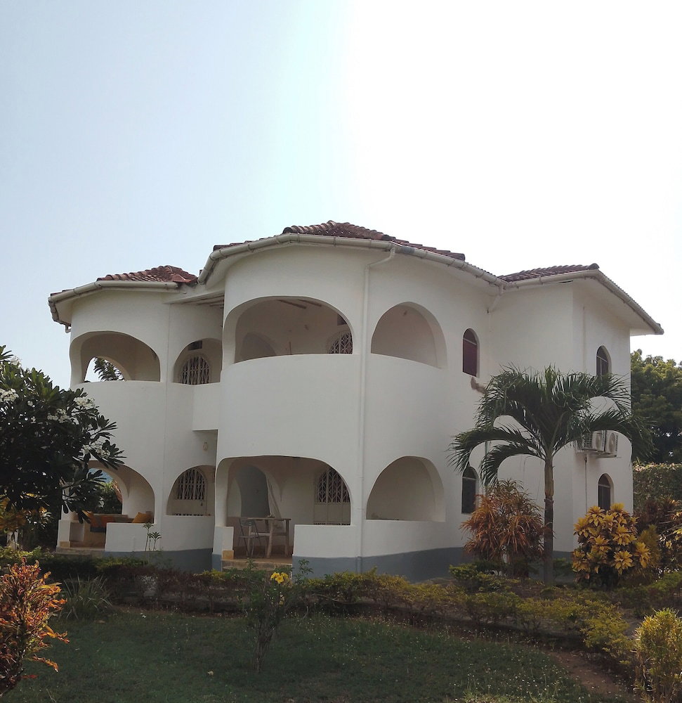 Hotel Four Shells Apartments Diani