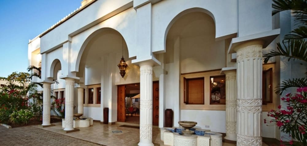 Hotel Lantana Galu Beach