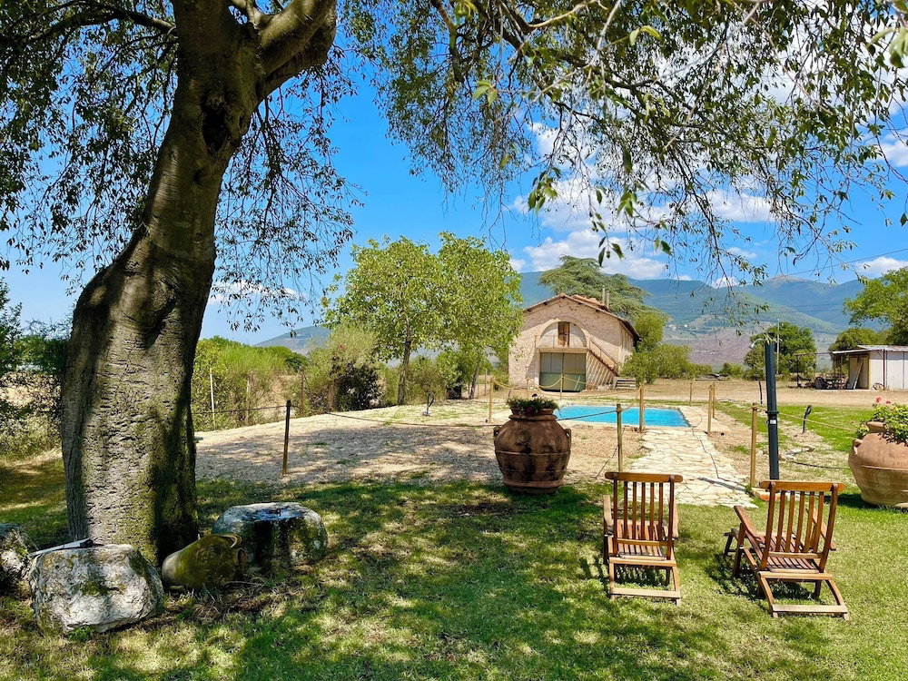 Hotel Elegant Farmhouse Retreat In Poreta, Italy
