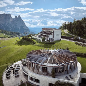Hotel Como Alpina Dolomites cazare Siusi