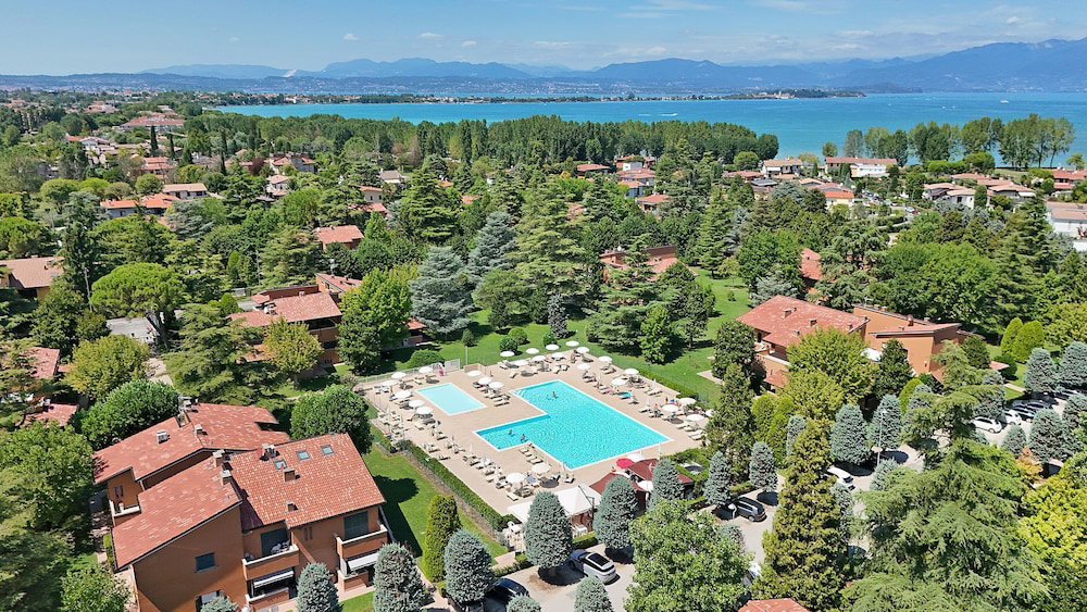 Hotel Holiday Punta Gro In Sirmione