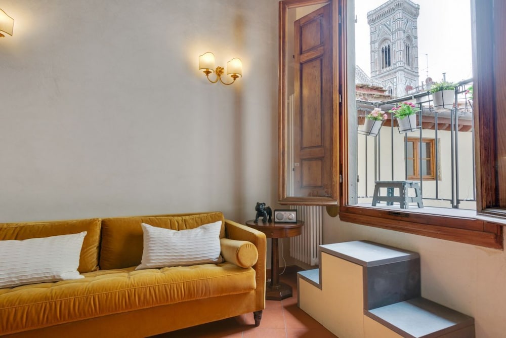 Hotel Guesthost - Duomo View Anna's Apartment