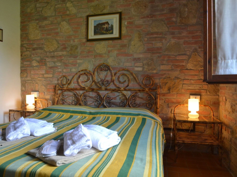 Romola Retreat: Tuscan Escape