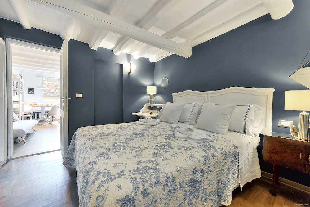 Santo Spirito Romantic By Mmega