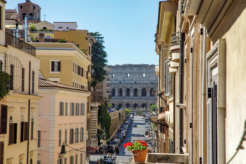 Hotel Palazzo Serpe Suites Near Colosseum
