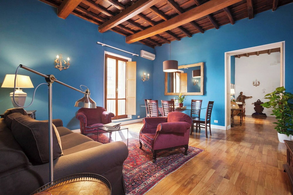 Hotel Picasso Large Apt Antiques And Charm On Giulia Street