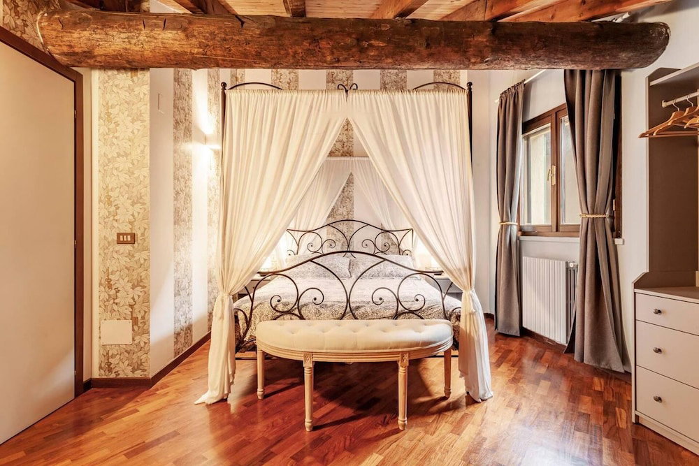 Hotel Design Villa With Parking, Navigli, Milan,Sleeps5