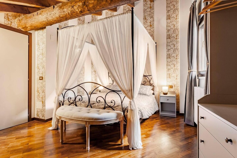 Design Villa With Parking, Navigli, Milan,Sleeps5