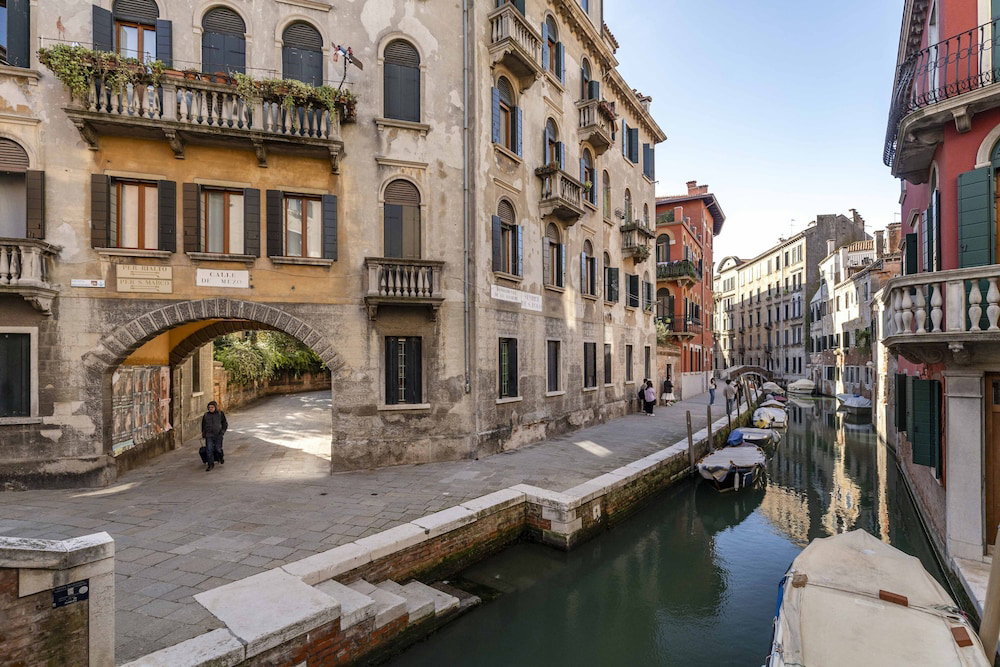 Hotel Santa Lucia Canal View By Wonderful Italy