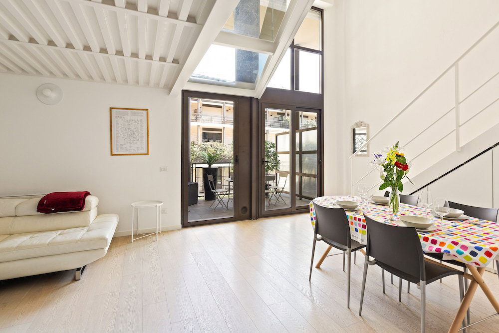 Hotel Elegant Loft With Balcony