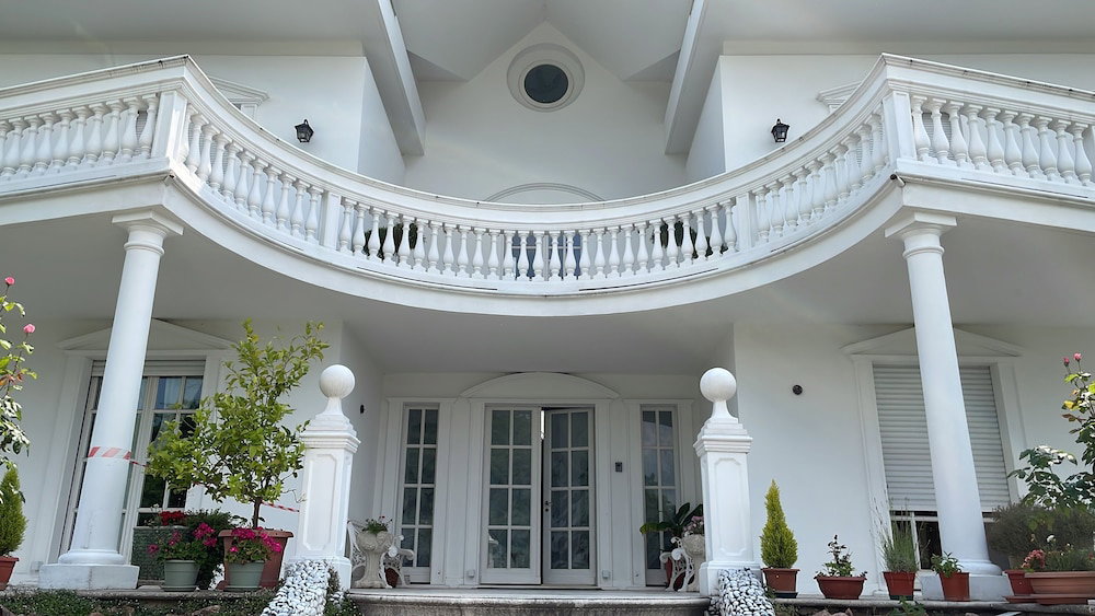 Hotel White House