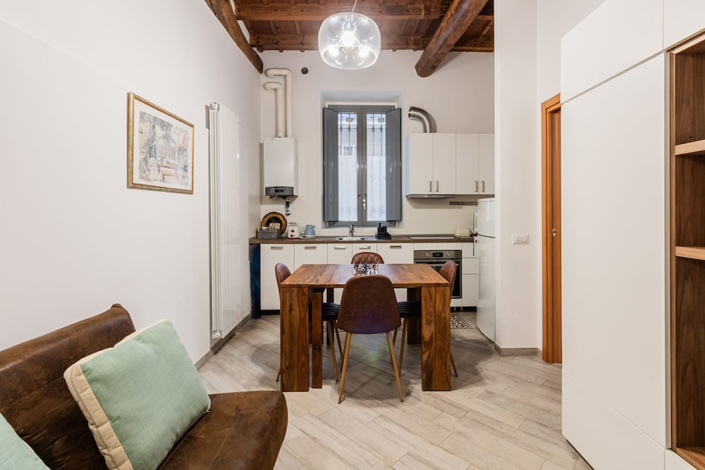 Hotel Moderno Loft Nel Cortile Di Un Casale Storico