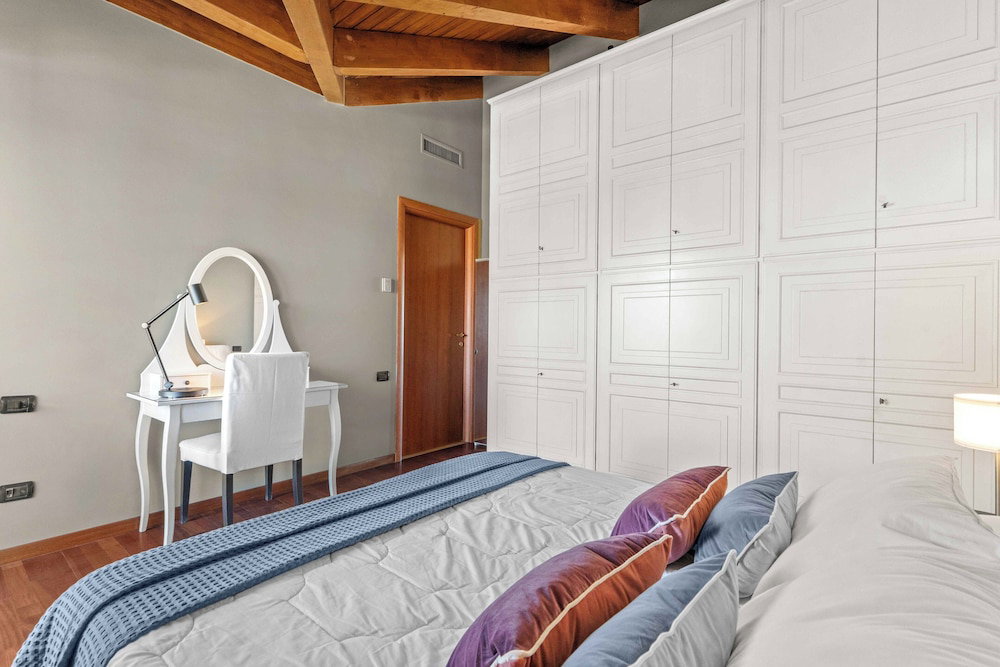 Stylish Penthouse In Sesto San Giovanni