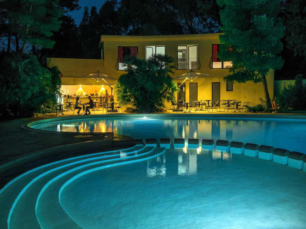 Hotel Residence With Swimming Pool Close To The Sea