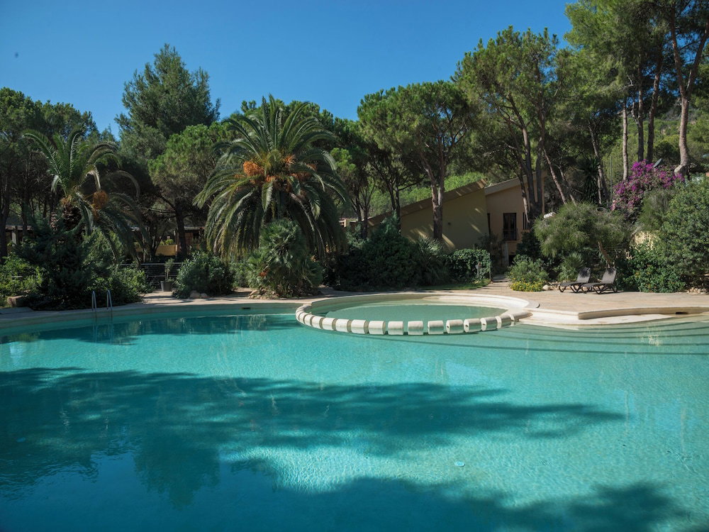 Hotel Residence With Swimming Pool Near The Sea