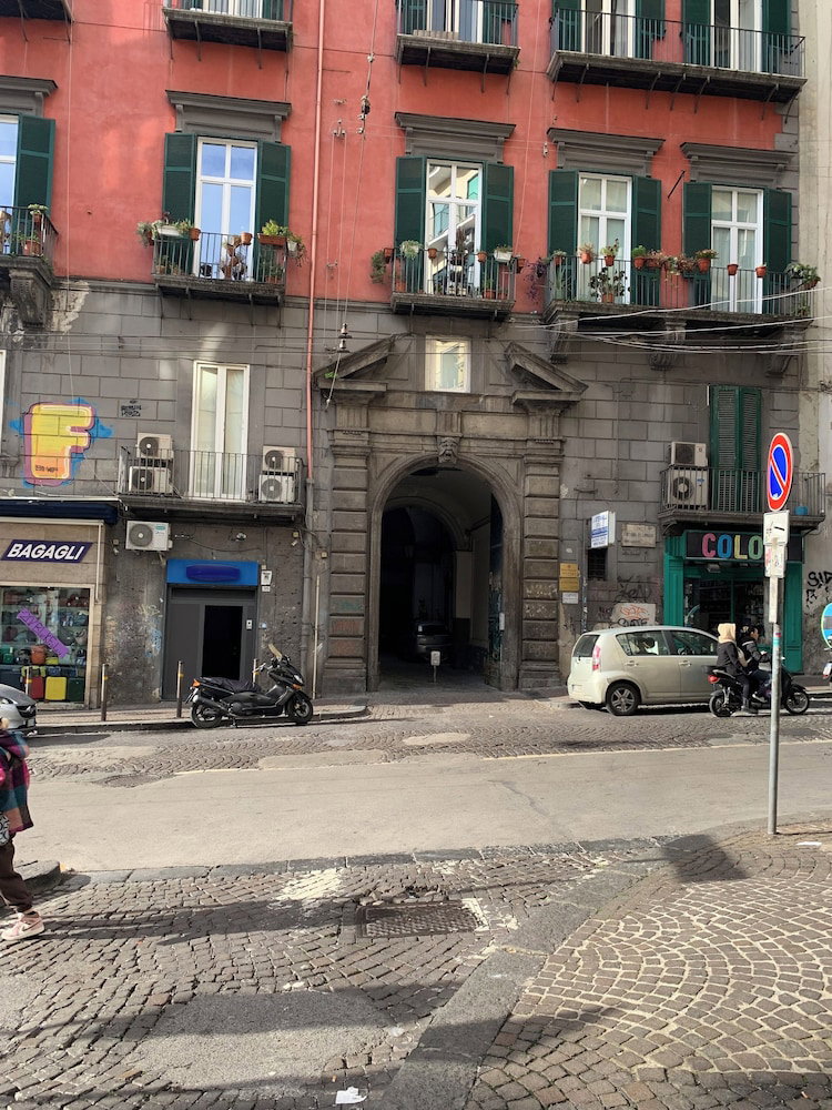 Hotel Evaref House