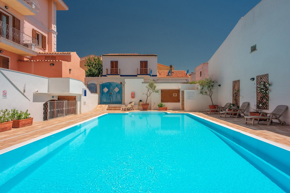 Hotel Cristal Blu Apartments In Santa Teresa Gallura